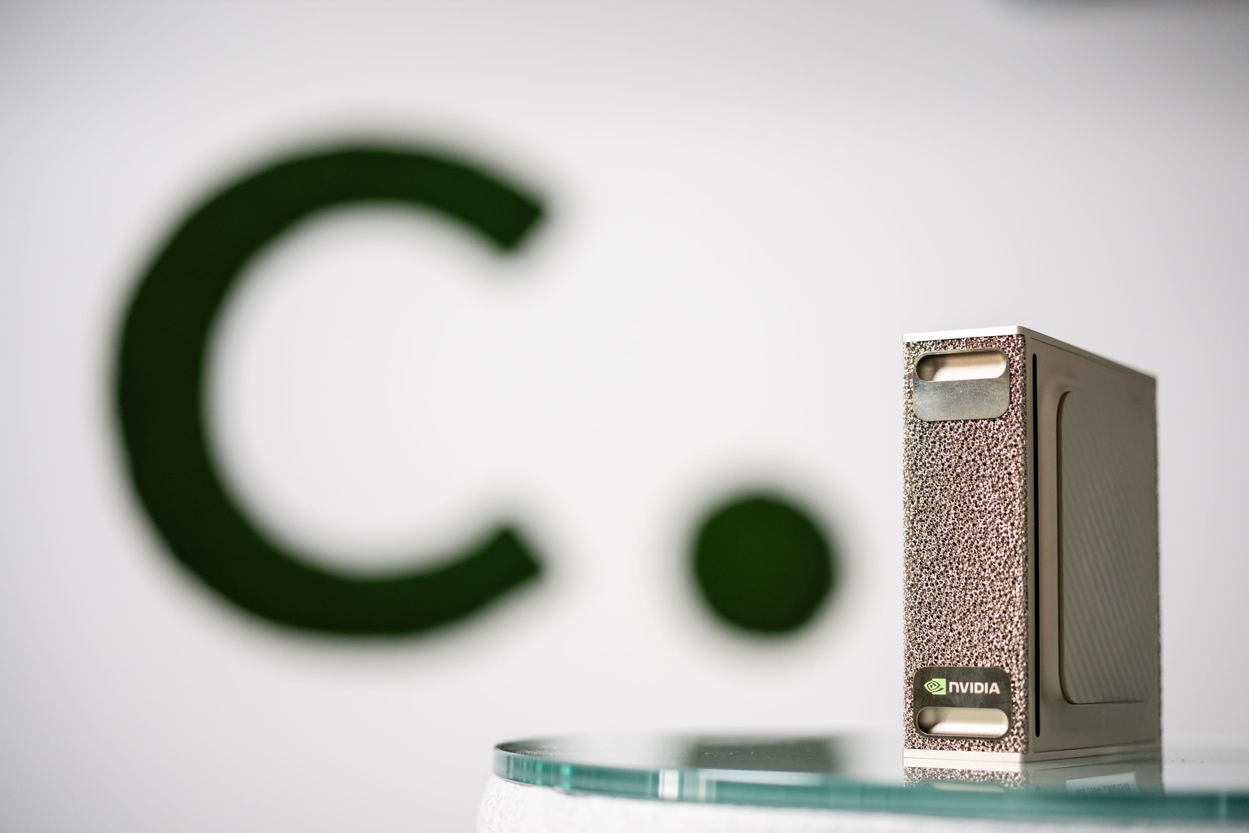 NVIDIA-KI-Hardware vor dem Conciso-Logo, Sinnbild für die eigene KI-Plattform