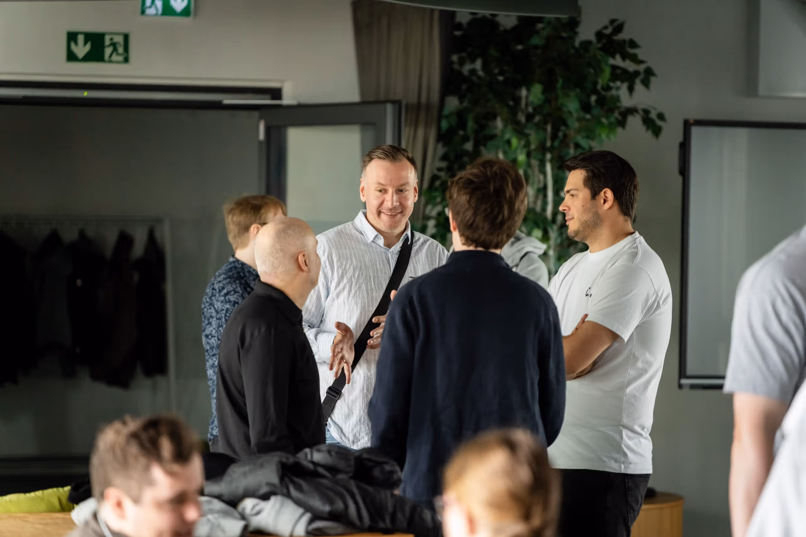 Team bespricht Ideen gemeinsam in einer Runde
