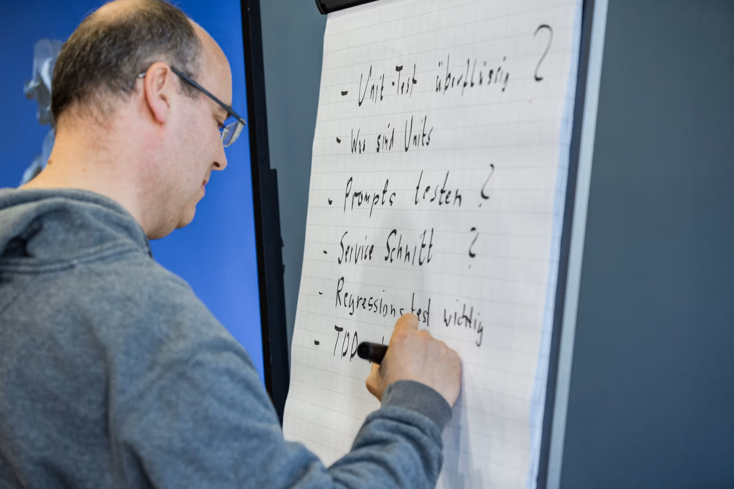 Conciso-Kollege schreibt Stichpunkte an ein Flipchart