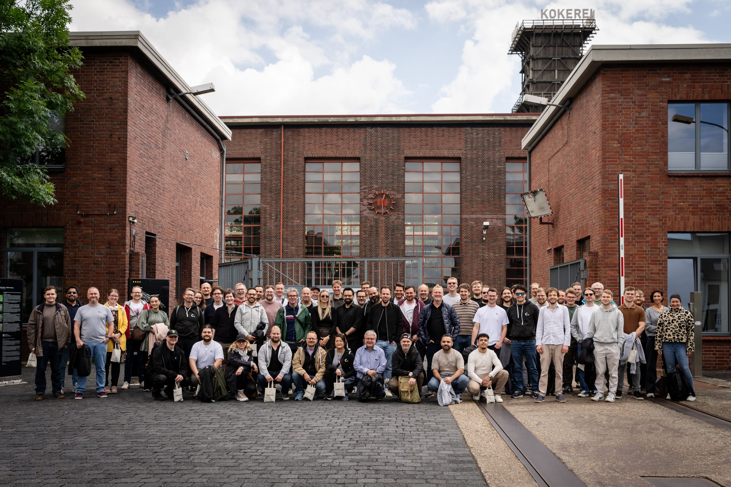 Conciso-Team beim Gruppenfoto vor einem historischen Industriegebäude in Dortmund