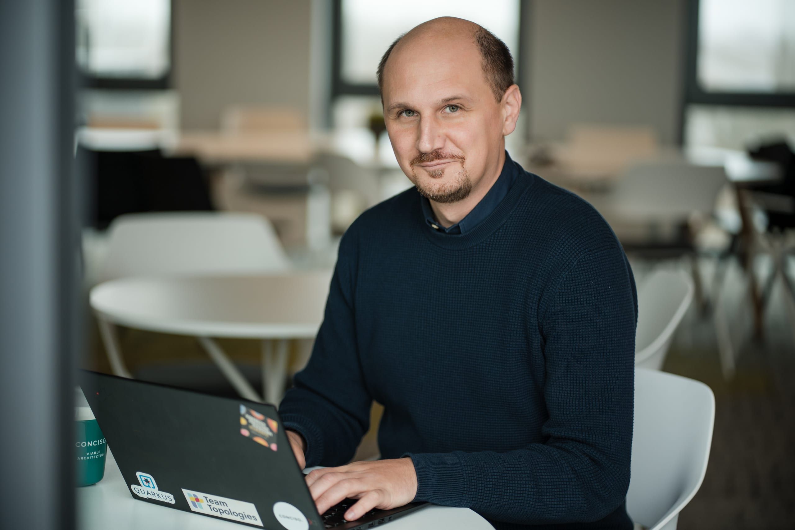 Sven-Torben Janus, Keycloak-Experte bei Conciso, am Laptop
