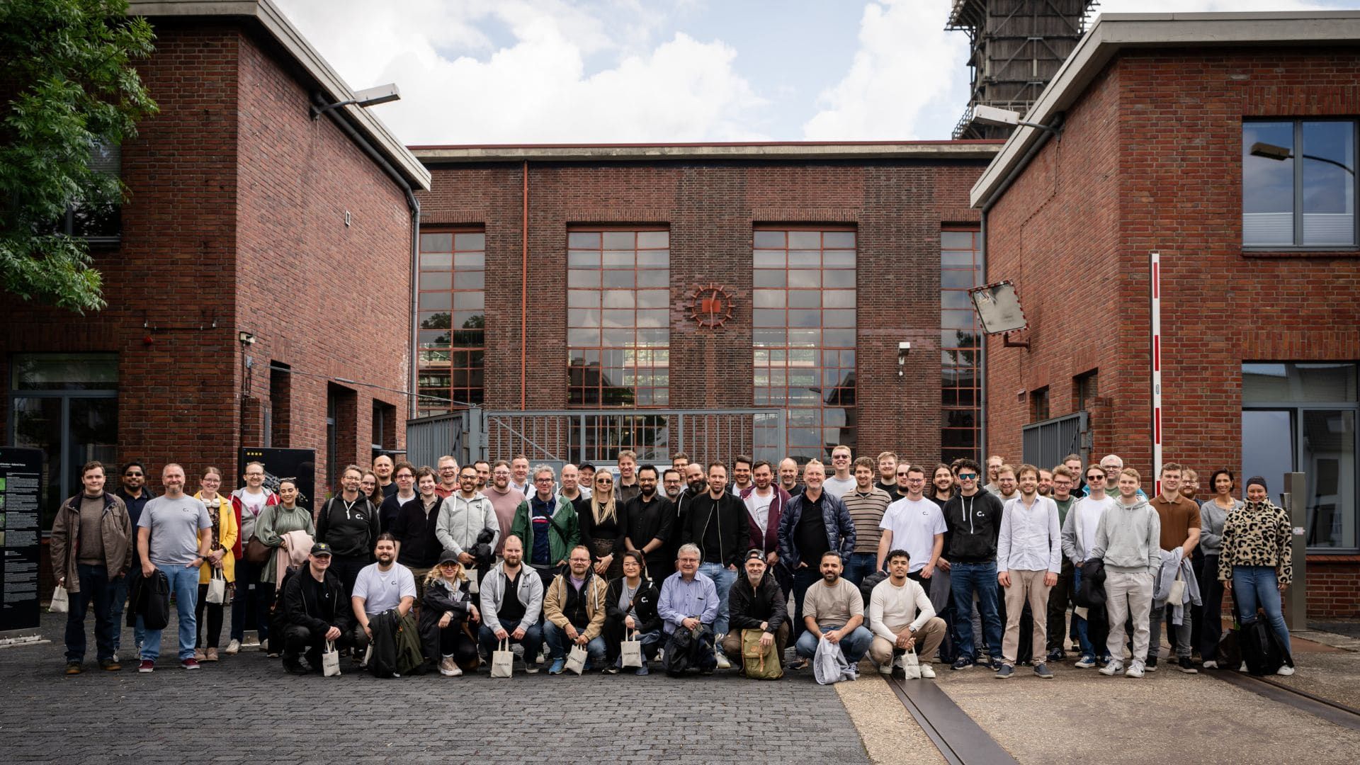 Das gesamte Team der Conciso GmbH vor dem Industriedenkmal Kokerei Hansa