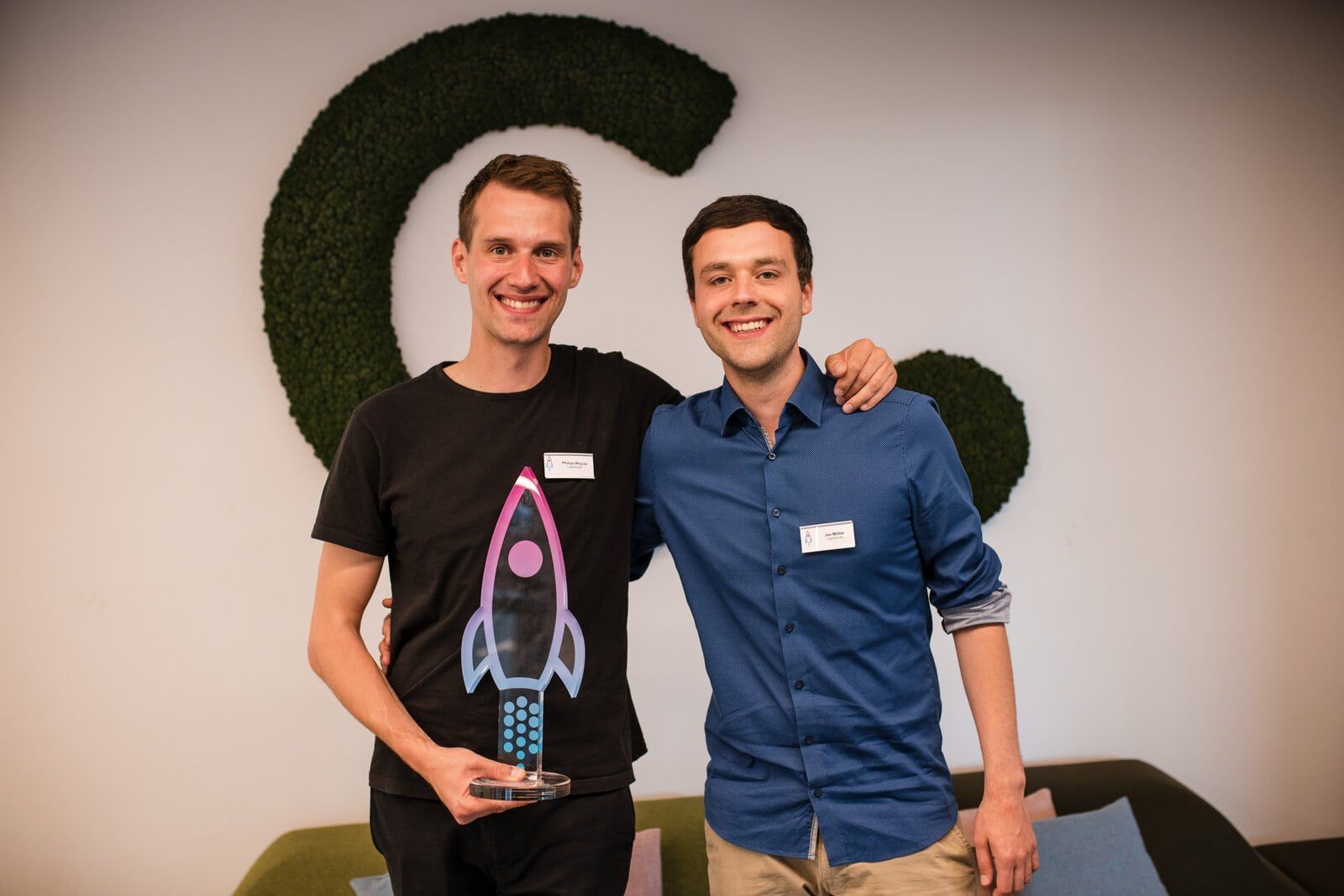 V.l.n.r: Die Gewinner Dr. Philipp Wrycza und Jan Möller von Logistikbude – Fotocredits: Conciso/ImageKollektiv