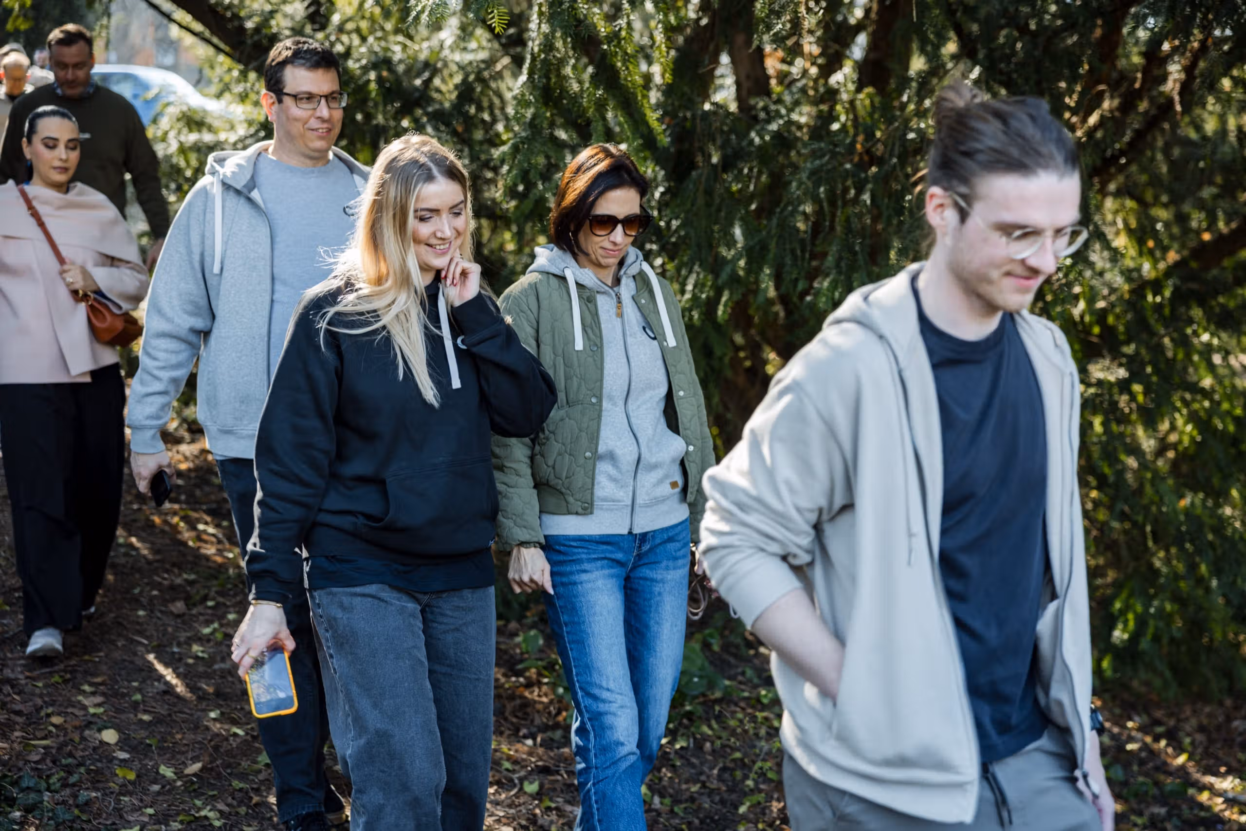 Conciso-Team beim gemeinsamen Spaziergang im Grünen