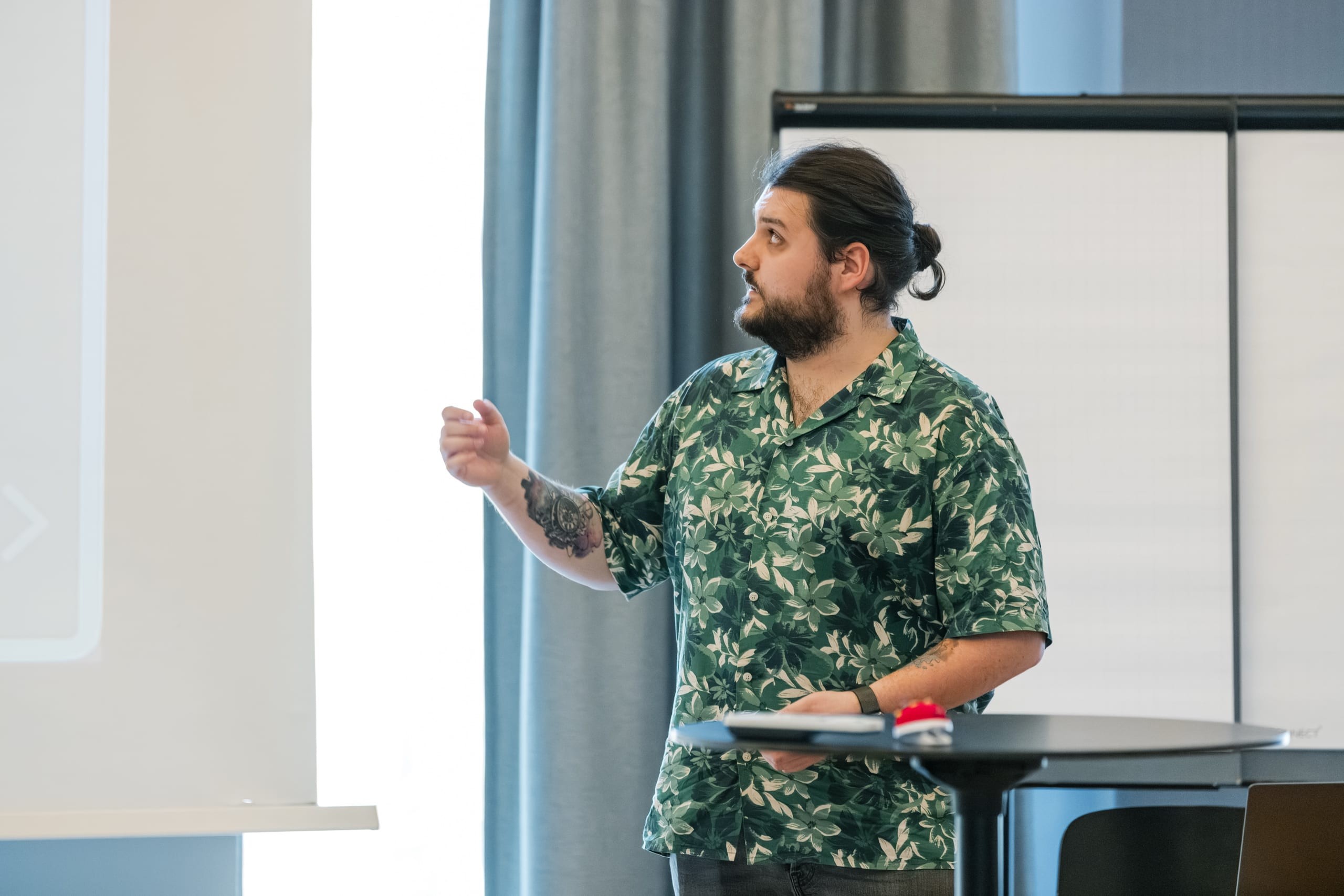 Conciso-Kollege präsentiert vor der Gruppe in einem Workshop