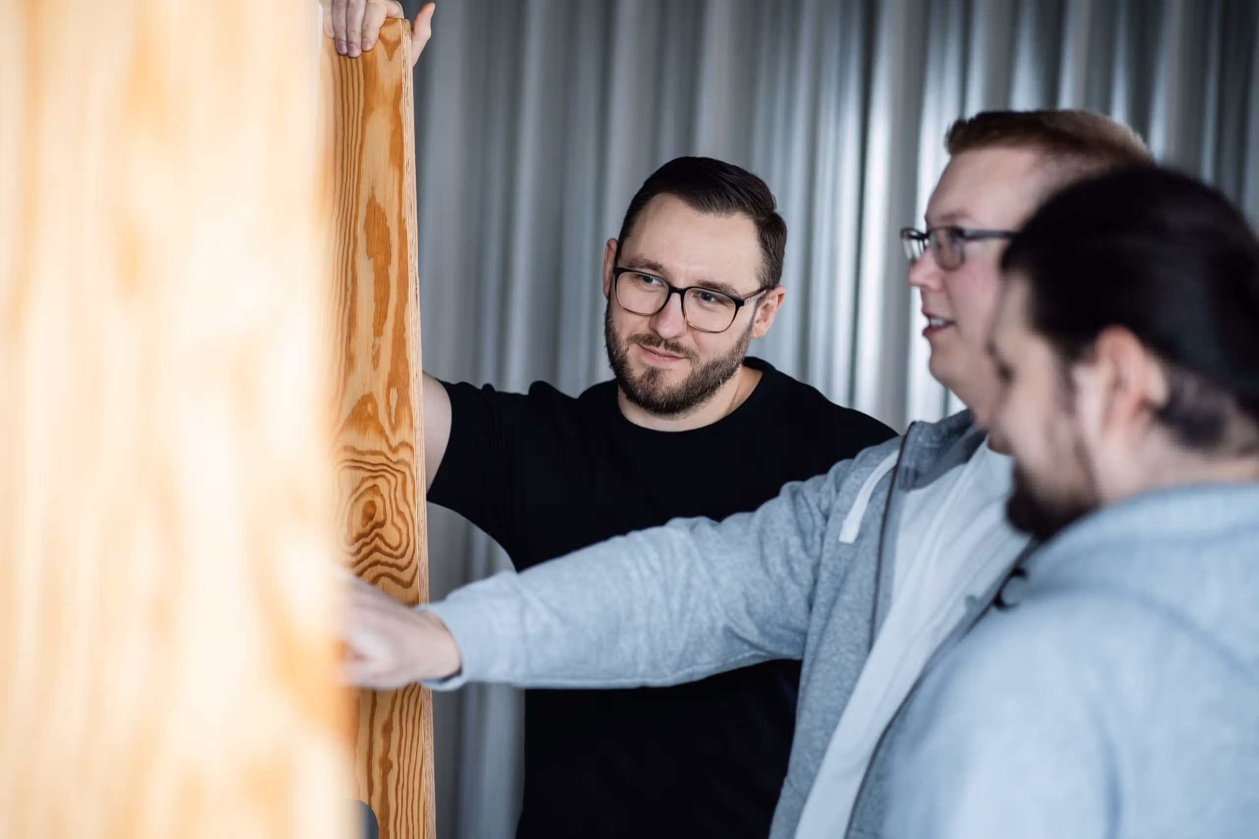 Conciso-Kollegen im Gespräch im Büro