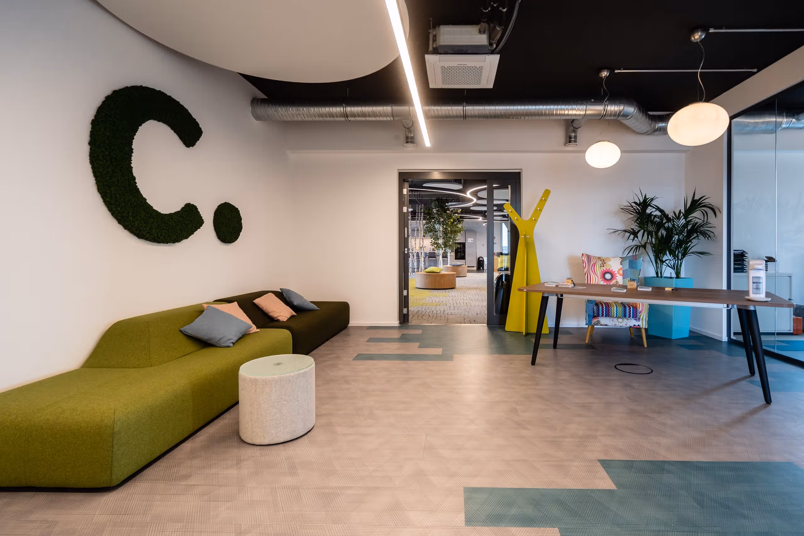 Empfangsbereich im Workgarden mit Conciso-Logo aus Moos an der Wand