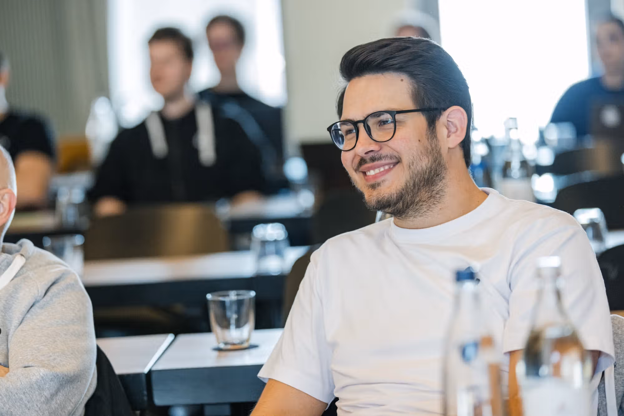 Team in einer moderierten Workshop-Runde im Kreis