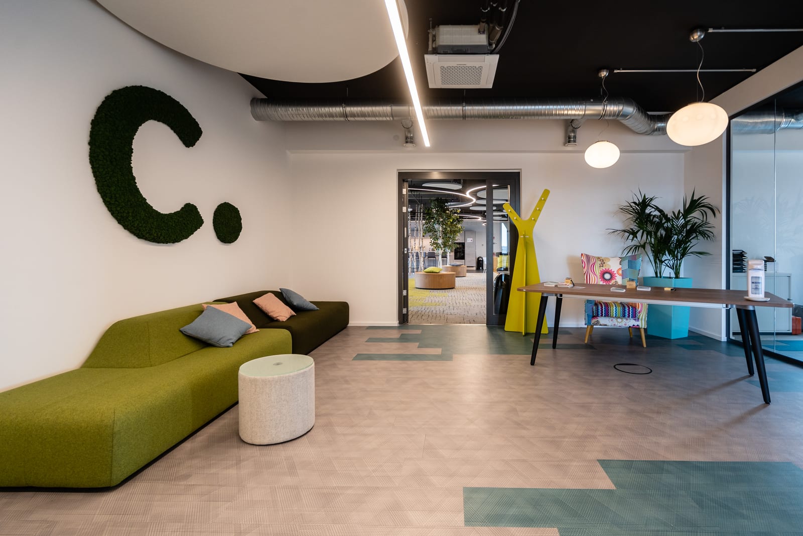 Empfangsbereich im Workgarden mit Conciso-Logo aus Moos