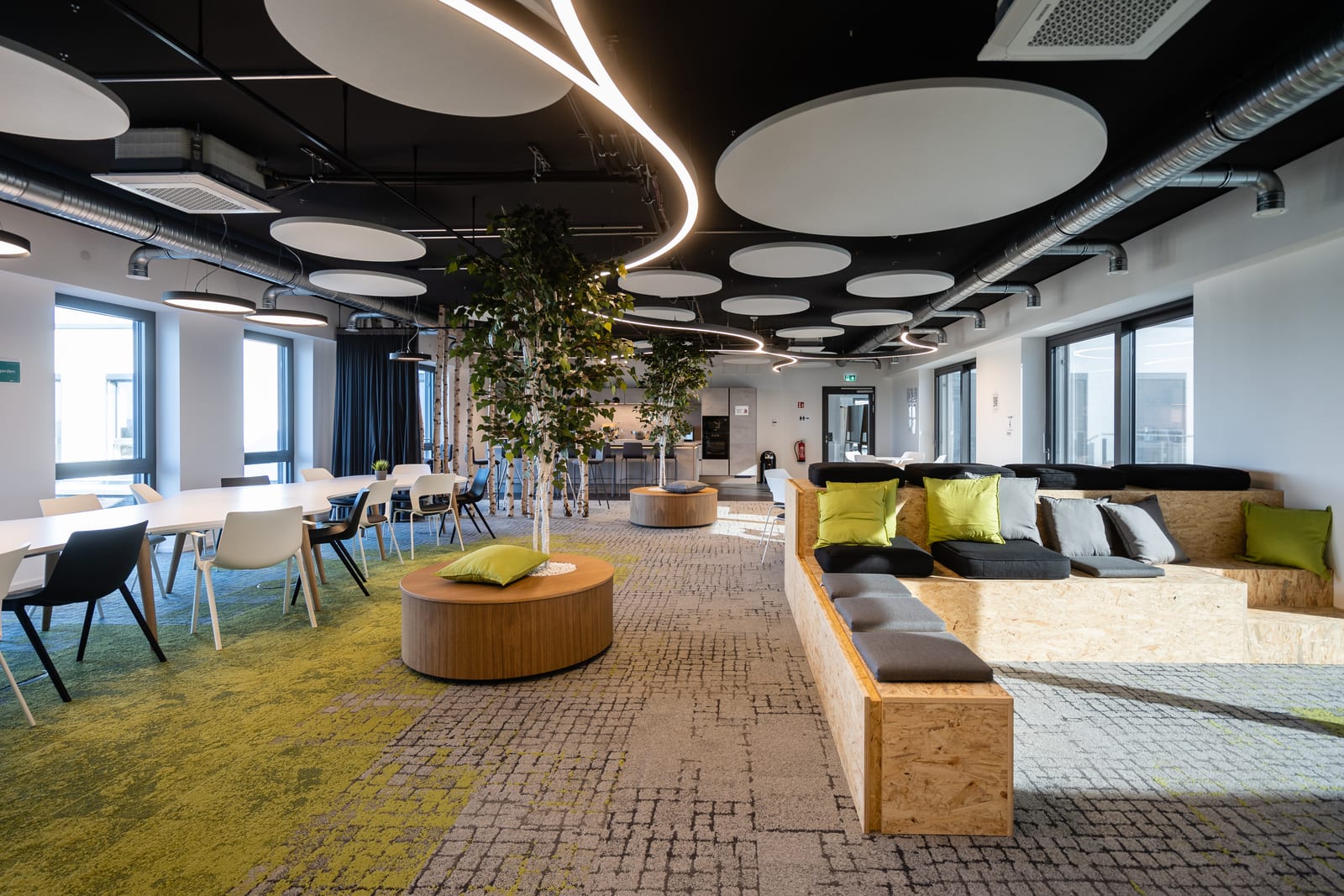 Offene Lounge im Workgarden mit Sofas und Pflanzen